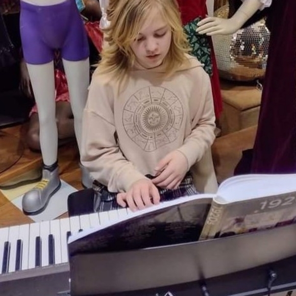 Meet your Posher, Elizabeth Posh II Ambassador - Picture 15 of 17